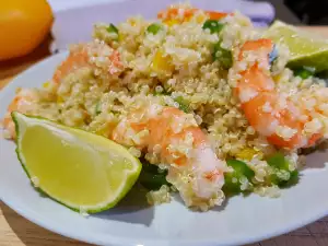 Salată de quinoa cu creveți fierți și limetă