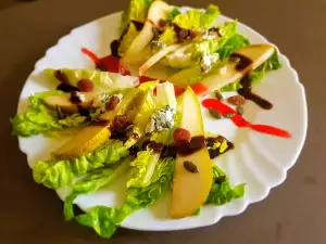 Salată verde baby cu pere și brânză albastră
