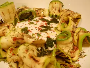 Salată de dovlecei și brânză Burrata