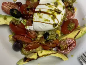 Salată cu quinoa, avocado și burrata