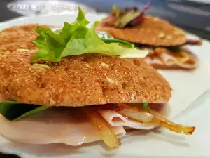 Sandwich cu carne de curcan și ceapă caramelizată