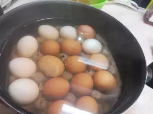 Cum să fierbem ouăle fără ca acestea să se spargă?
