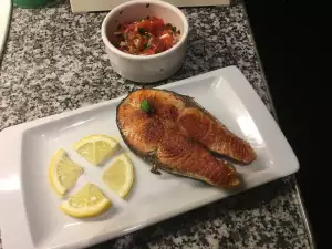 Cotlet de somon cu salată de roșii