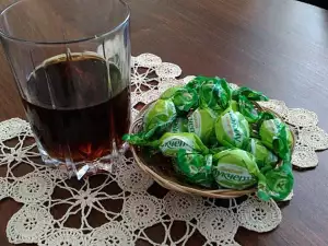 Sirop de tuse din bomboane cu plante și coca-cola