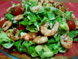 Salată verde cu creveți și avocado