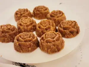 Prăjituri de post cu orez roșu și curmale