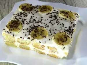 Prăjitură rapidă cu pișcoturi, banane și iaurt