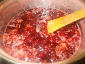 Dulceață de cireșe și căpșuni cu zahăr gelifiant