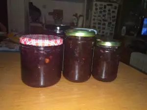 Dulceață cu prune uscate și nuci, la cuptor