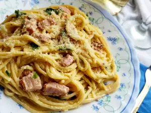 Spaghete Carbonara cu bacon și smântână