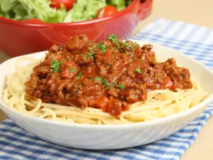 Spaghete Bolognese cu sos preparat la cuptor