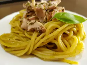 Spaghete cu pesto și carne de pui