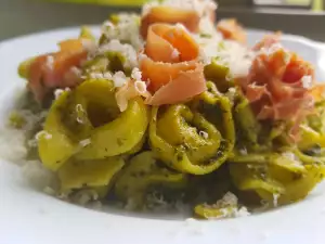 Tortellini de spanac cu prosciutto și pesto de busuioc și semințe de pin