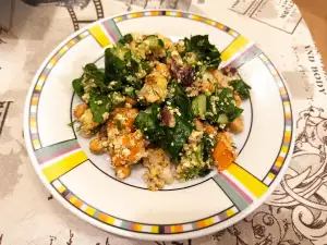 Salată de spanac cu conopidă și cartofi dulci