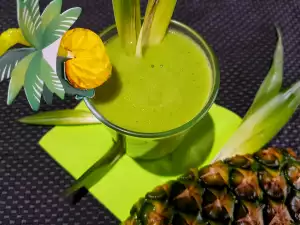 Smoothie verde cu pere și ananas