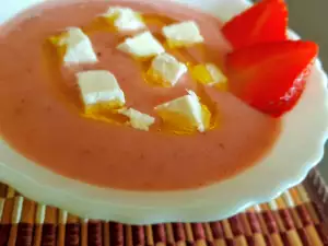 Gazpacho de căpșuni cu brânză Feta și cimbrișor