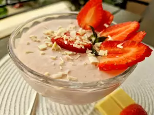 Mousse de căpșuni, smântână și ciocolată albă