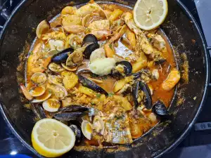 Suquet cu fructe de mare și doradă