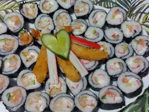 Sushi cu rulouri de raci