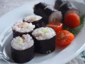 Sushi cu somon, castraveți și cremă de brânză