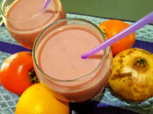 Smoothie proaspăt cu rodie, curmale și portocale