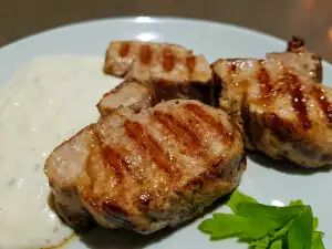 Mușchiuleț de porc la tigaia grill, cu sos de brânză albastră