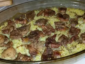 Carne de porc suculentă cu orez la cuptor