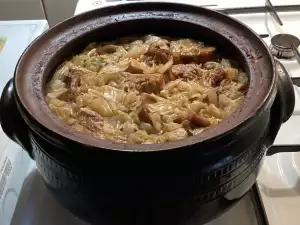 Carne de porc cu varză murată, în vas de lut
