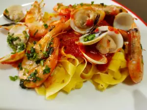 Tagliatelle cu fructe de mare și sos de roșii