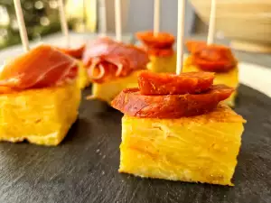 Tapas din tortilla de cartofi cu jamon și chorizo