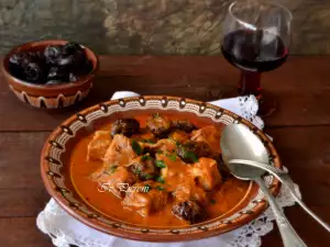 Carne de vită înăbușită, cu prune uscate