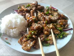Carne de vită suculentă și fragedă în wok