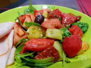 Salată bogată de roșii