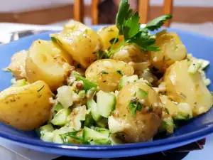 Salată caldă de cartofi proaspeți și castraveți