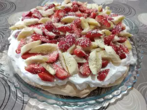 Tort bezea Pavlova cu căpșuni și banane