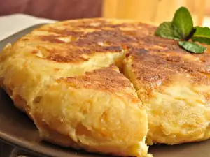 Tortilla cu cartofi, ouă și ceapă