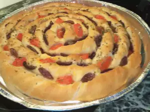 Focaccia răsucită cu măsline, roșii și oregano