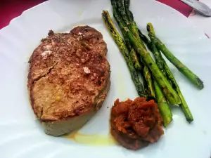 Steak de vită cu sos barbecue și sparanghel