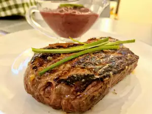 Steak de vită cu sos de ceapă roșie și vin