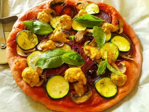 Pizza vegană cu blat de sfeclă roșie