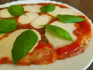 Pizza vegetariană cu mozzarella, mascarpone și conopidă