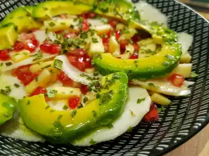 Salată de vitamine cu rodie și avocado