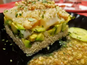 Salată de vitamine cu quinoa și dressing de nuci