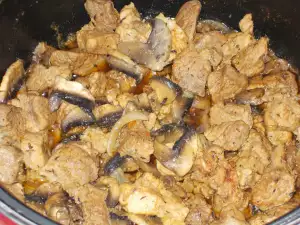 Gustări din carne de porc, cu ceapă și ciuperci