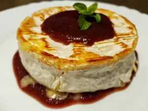 Brânză Camembert coaptă, cu sos de rodie