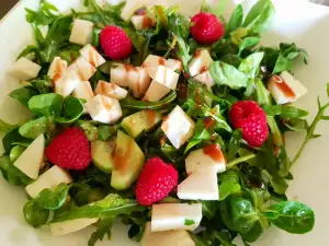Salată verde cu brânză de capră și reducție balsamică de zmeură