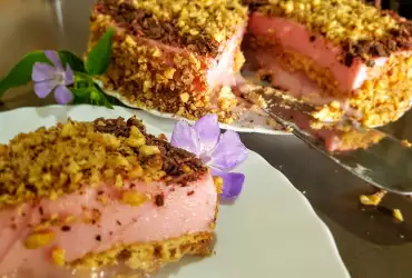 Tort de biscuiți cu sirop de căpșuni și vișine