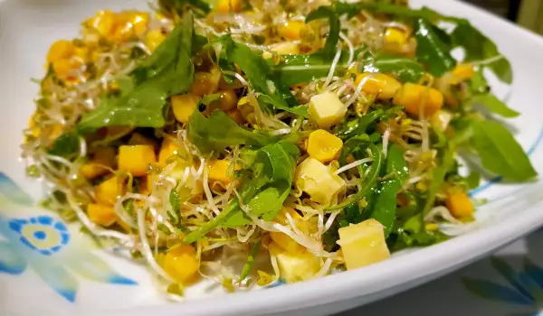 Salată cu porumb, germeni de broccoli și cheddar