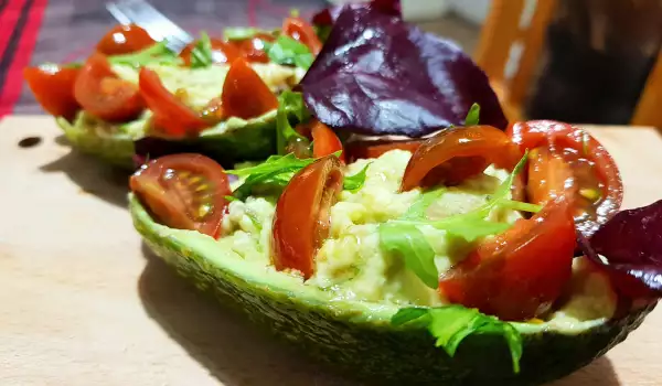 Salată specială cu avocado și roșii cherry