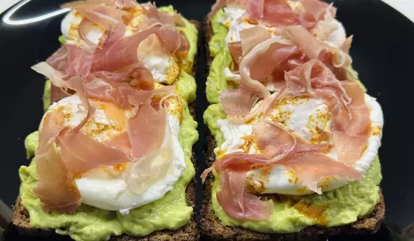 Pâine prăjită cu avocado, cu ouă poșate și prosciutto